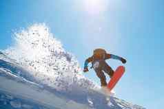 滑雪骑红色的滑雪板山阳光明媚的一天大飞溅雪滑雪冬天体育