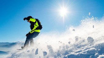 滑雪骑滑雪板山<strong>阳光</strong>明媚的一天滑雪冬天<strong>体育</strong>