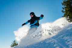 滑雪骑滑雪板山阳光明媚的一天滑雪冬天体育