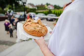 传统的波兰的问候新娘新郎父母面包盐伏特加眼镜