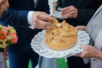 传统的波兰的问候新娘新郎父母面包盐伏特加眼镜
