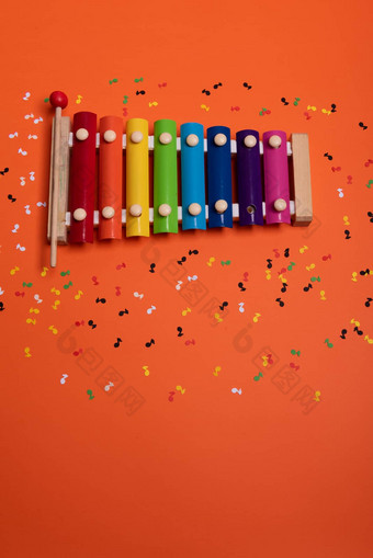 木木琴彩虹颜色孩子们孤立的橙色纸色彩斑斓的音乐的笔记周围