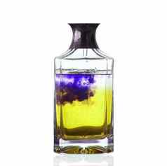 瓶黄色的紫色的液体白色背景