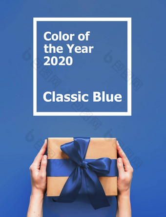 女手持有礼物盒子蓝色的颜色