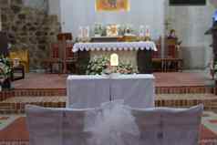 教堂圣所婚礼仪式空椅子布里