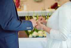 新娘新郎婚礼仪式把婚礼环手指