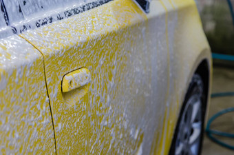 黄色的车泡沫