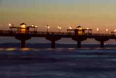 波罗的海海美丽的日落Miedzyzdroje海滩波兰的波罗的海海岸著名的城市旅游码头日落