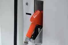 燃料泵细节橙色手持有燃料泵站