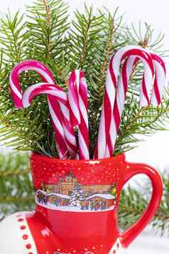 红色的白色糖果拐杖红色的杯圣诞节糖果拐杖红色的杯背景圣诞节树一年概念