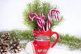 红色的白色糖果<strong>拐杖</strong>红色的杯圣诞节糖果<strong>拐杖</strong>红色的杯背景圣诞节树一年概念