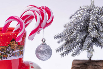 红色的白色糖果拐杖红色的杯圣诞节糖果拐杖红色的杯背景圣诞节树一年概念