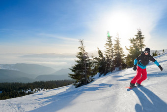 年轻的滑雪骑红色的滑雪板山<strong>阳光</strong>明媚的一天滑雪冬天<strong>体育</strong>