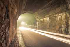 隧道令人毛骨悚然的雾雾晚上Loght小径车