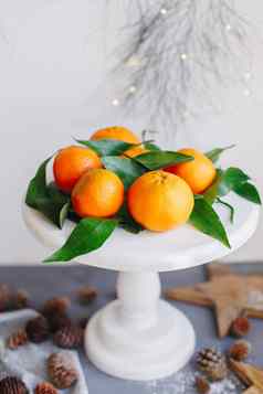 橙色橘子灰色背景一年的装饰棕色（的）松视锥细胞绿色叶子圣诞节装饰官员美味的甜蜜的克莱门泰