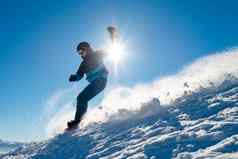 滑雪骑滑雪板山阳光明媚的一天滑雪冬天体育