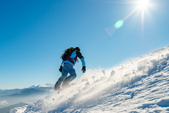 滑雪骑滑雪板山<strong>阳光</strong>明媚的一天滑雪冬天<strong>体育</strong>