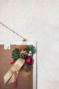 圣诞节装饰装饰冷杉分支机构球丝带挂首页mudboard白色背景