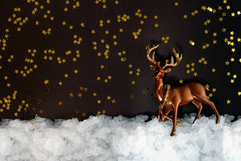 微型鹿雪黑暗背景闪亮的星星复制空间圣诞节作文明信片模板