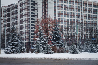 车运动游乐设施高建筑冬天路雪