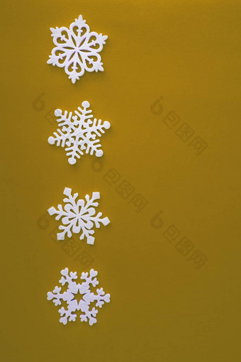 圣诞节假期作文前视图白色雪花装饰黄色的背景复制空间文本平躺冬天明信片模板