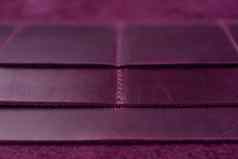 紫色的手工制作的皮革钱包细节特写镜头