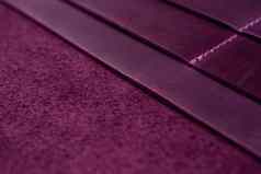 紫色的手工制作的皮革钱包细节特写镜头