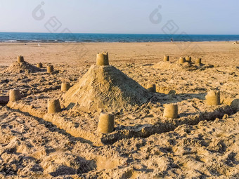 沙子城堡结构使沙子海滩孩子们成人创造力夏天季节背景
