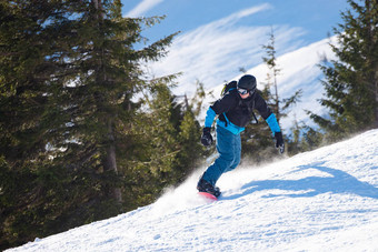 滑<strong>雪</strong>骑滑<strong>雪</strong>板阳光明媚的一天冷杉森林<strong>山山</strong>背景滑<strong>雪冬</strong>天体育