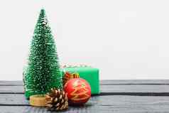 圣诞节作文装饰最小的绿色冷杉树分支