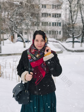 肖像年轻的高加索人快乐女人国家俄罗斯有图案的披肩雪冬天一天