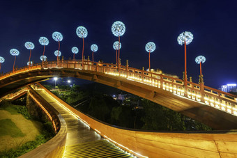 锦 鲤桥向公园晚上被安保省越南
