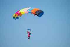 布加勒斯特罗马尼亚航空显示9月跳伞准备好了土地水