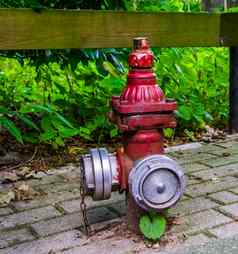 复古的火预防系统红色的火消火栓多个软管配件户外安全