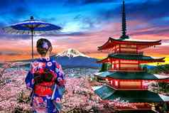樱桃花朵春天亚洲女人穿日本传统的和服Chureito宝塔富士山日落日本