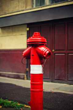 红色的火消火栓人行道上街