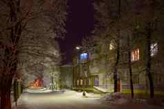 晚上街雪树光灯笼窗户房子画颜色