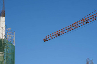 起重机建筑建设网站蓝色的天空金属建设未完成的建筑建设塔起重机建筑多存储建筑