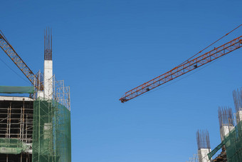 起重机建筑建设网站蓝色的天空金属建设未完成的建筑建设塔起重机建筑多存储建筑