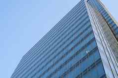 反射天空窗户建筑的角度来看低估角视图现代玻璃建筑摩天大楼蓝色的天空窗户业务逻辑层办公室企业建筑