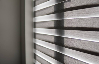 细节棕色（的）织物辊百叶窗塑料窗口木纹理生活房间