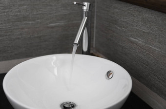 浴室室内白色轮水槽铬水龙头现代浴室水流动铬水龙头