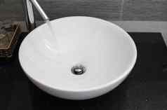 浴室室内白色轮水槽铬水龙头现代浴室水流动铬水龙头