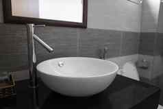 浴室室内白色轮水槽铬水龙头现代浴室