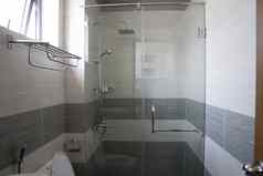 淋浴小屋玻璃墙通过现代浴室