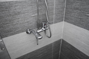 现代设计师利用淋浴浴室特写镜头铬淋浴水龙头浴室覆盖装饰陶瓷混合机冷热水