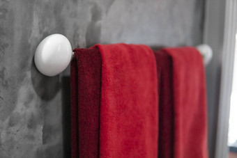红色的毛巾<strong>浴室</strong>干燥机计数器<strong>浴室</strong>室内当代奢侈品时尚的设计<strong>浴室</strong>混凝土风格墙