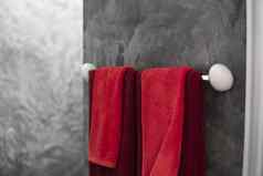 红色的毛巾浴室干燥机计数器浴室室内当代奢侈品时尚的设计浴室混凝土风格墙