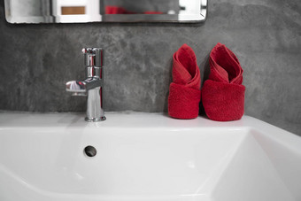 现代不锈钢钢水龙头洗盆地水槽红色的毛巾计数器浴室室内当代奢侈品时尚的设计浴室混凝土风格墙