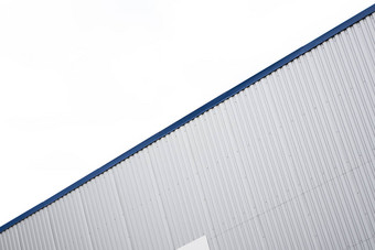 金属<strong>波纹</strong>表建筑蓝色的金属角落白色铝金属<strong>波纹</strong>屋顶墙表多云的天空背景工厂工业建筑